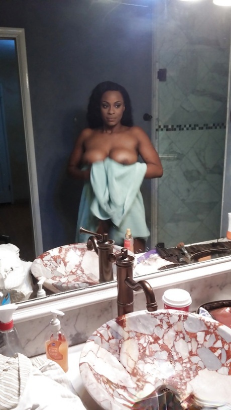 Latina Mia Knight art nude archive